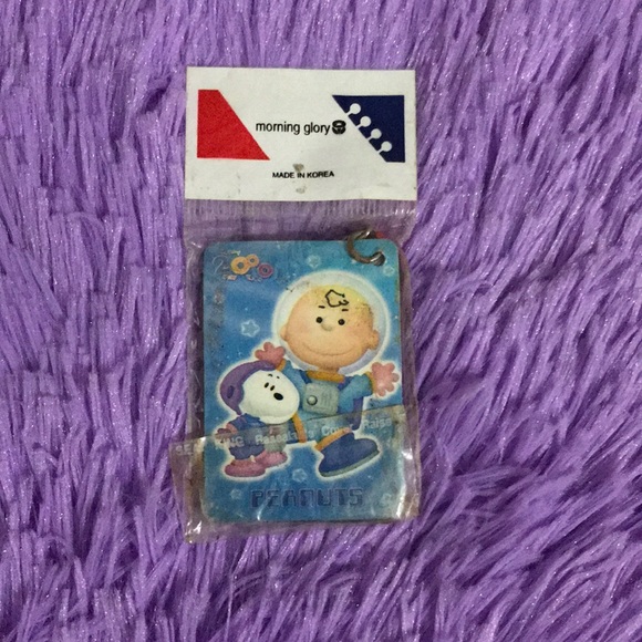 Peanuts and snoopy keychain made in Korea 2000 - Picture 1 of 3